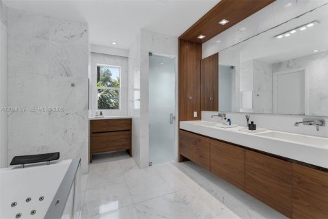 Villa ou maison à vendre à Golden Beach, Floride: 7 chambres, 419.27 m2 № 2077556 - photo 25