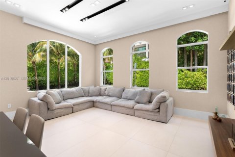 Villa ou maison à vendre à Golden Beach, Floride: 7 chambres, 419.27 m2 № 2077556 - photo 16