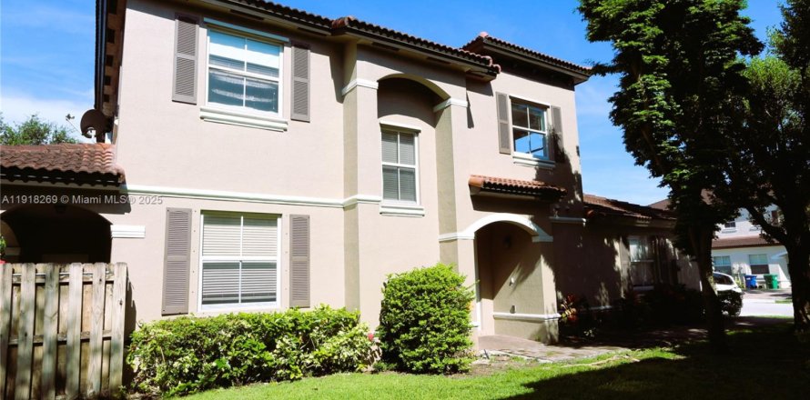 Townhouse in Miami, Florida 3 bedrooms, 137.31 sq.m. № 1973186