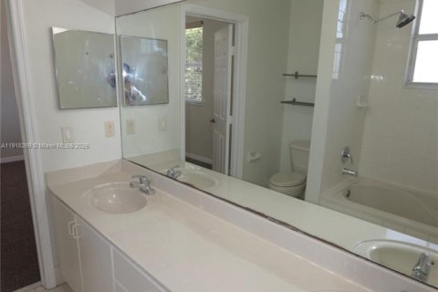 Townhouse in Miami, Florida 3 bedrooms, 137.31 sq.m. № 1973186 - photo 24