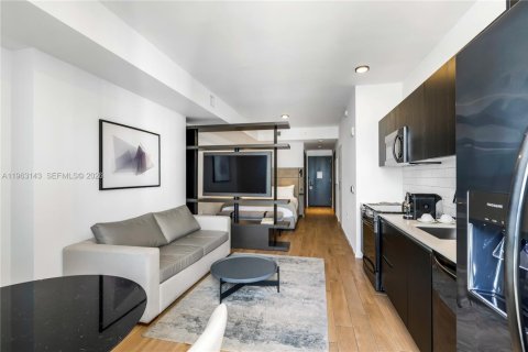 Condo in Miami, Florida, 1 bedroom  № 2025202 - photo 3