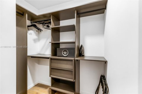 Condo in Miami, Florida, 1 bedroom  № 2025202 - photo 6