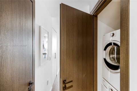 Condo in Miami, Florida, 1 bedroom  № 2025202 - photo 11