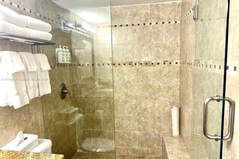 Hotel in Sunny Isles Beach, Florida 33.44 sq.m. № 2019445 - photo 12