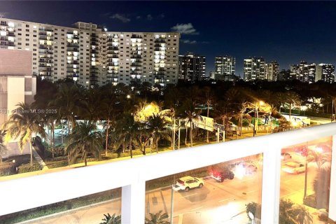 Hotel in Sunny Isles Beach, Florida 33.44 sq.m. № 2019445 - photo 14