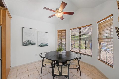 House in New Port Richey, Florida 4 bedrooms, 199.37 sq.m. № 2151602 - photo 11