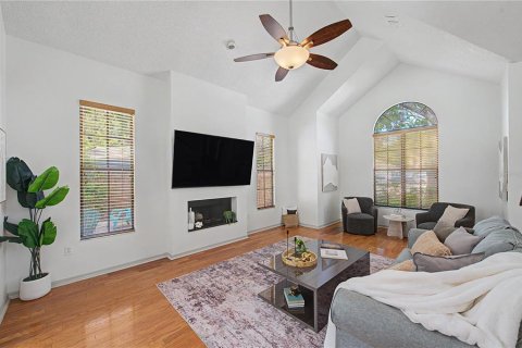 House in New Port Richey, Florida 4 bedrooms, 199.37 sq.m. № 2151602 - photo 4