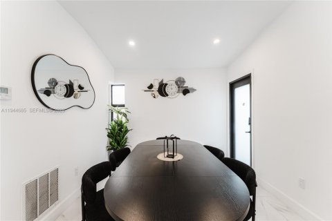 Villa ou maison à vendre à Miami, Floride: 4 chambres, 152.27 m2 № 2060087 - photo 14