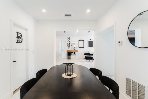 Villa ou maison à vendre à Miami, Floride: 4 chambres, 152.27 m2 № 2060087 - photo 17