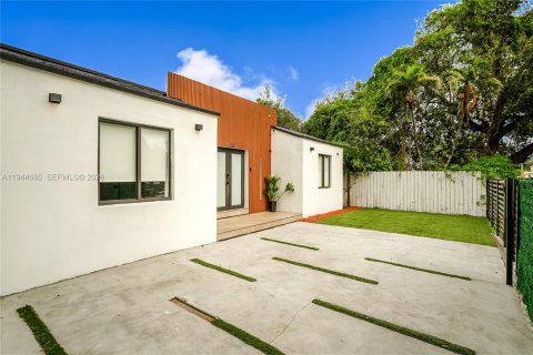 Villa ou maison à vendre à Miami, Floride: 4 chambres, 152.27 m2 № 2060087 - photo 2