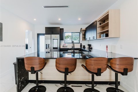 Villa ou maison à vendre à Miami, Floride: 4 chambres, 152.27 m2 № 2060087 - photo 6