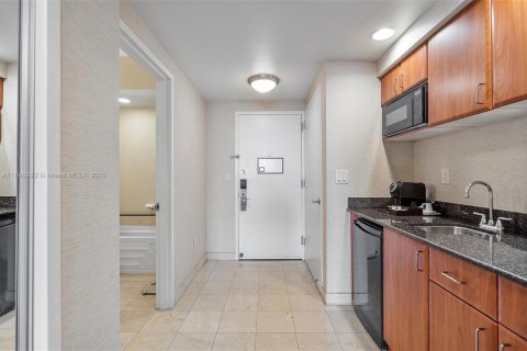 Condo in Sunny Isles Beach, Florida  № 1859855 - photo 16