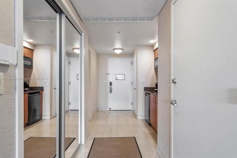 Condo in Sunny Isles Beach, Florida  № 1859855 - photo 15