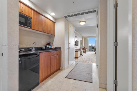 Condo in Sunny Isles Beach, Florida  № 1859855 - photo 9