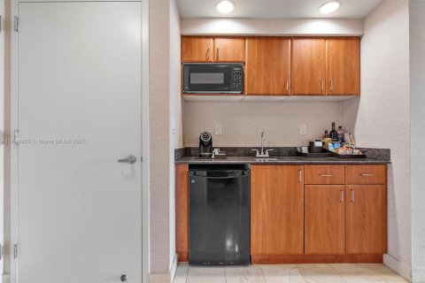 Condo in Sunny Isles Beach, Florida  № 1859855 - photo 17