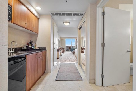 Condo in Sunny Isles Beach, Florida  № 1859855 - photo 10