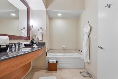 Condo in Sunny Isles Beach, Florida  № 1859855 - photo 20