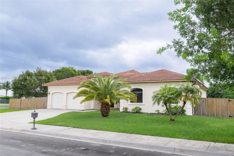 House in Homestead, Florida 4 bedrooms, 219.81 sq.m. № 2428463 - photo 3