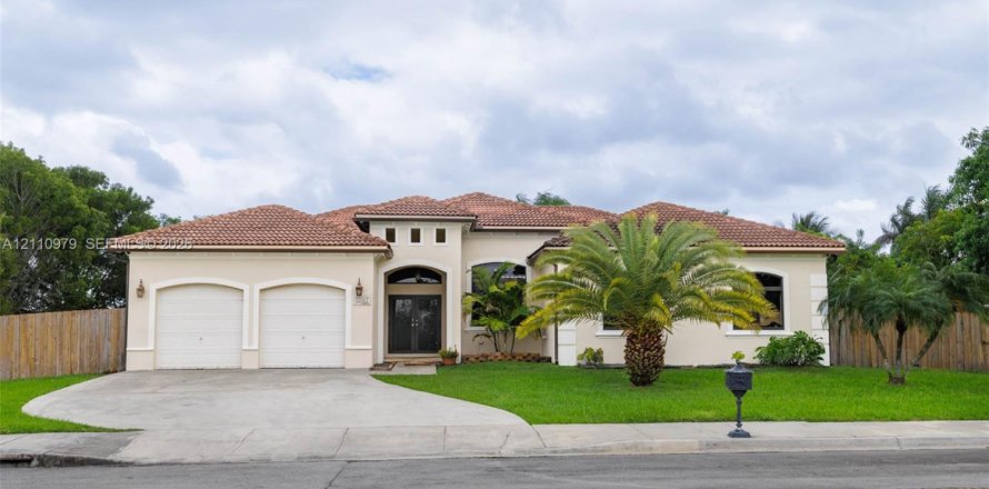 House in Homestead, Florida 4 bedrooms, 219.81 sq.m. № 2428463