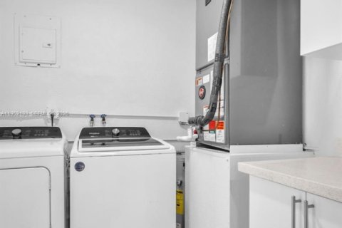 Купить виллу или дом в Холливуд, Флорида 3 спальни, 85.47м2, № 2006479 - фото 23