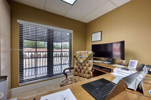 Propiedad comercial en venta en Coral Gables, Florida № 2023741 - foto 8