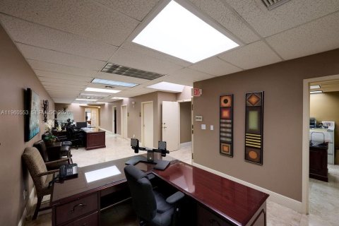 Propiedad comercial en venta en Coral Gables, Florida № 2023741 - foto 10