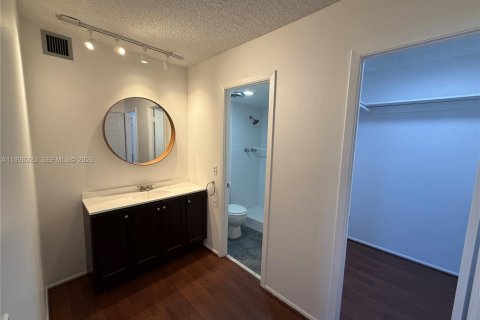 Condo in Hallandale Beach, Florida, 2 bedrooms № 1997444 - photo 27