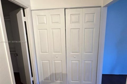 Condo in Hallandale Beach, Florida, 2 bedrooms № 1997444 - photo 25