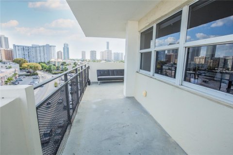Condo in Hallandale Beach, Florida, 2 bedrooms № 1997444 - photo 24