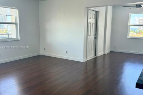 Condo in Hallandale Beach, Florida, 2 bedrooms № 1997444 - photo 17