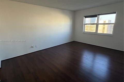 Condo in Hallandale Beach, Florida, 2 bedrooms № 1997444 - photo 15