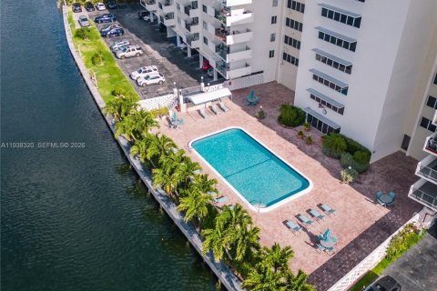 Condo in Hallandale Beach, Florida, 2 bedrooms № 1997444 - photo 3