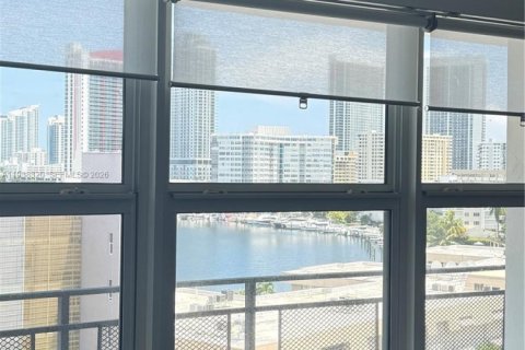 Condo in Hallandale Beach, Florida, 2 bedrooms № 1997444 - photo 22