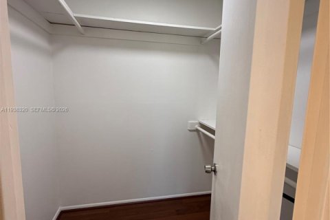 Condo in Hallandale Beach, Florida, 2 bedrooms № 1997444 - photo 29