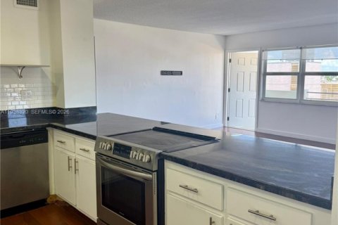 Condo in Hallandale Beach, Florida, 2 bedrooms № 1997444 - photo 4