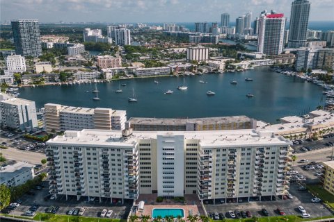 Condo in Hallandale Beach, Florida, 2 bedrooms № 1997444 - photo 2