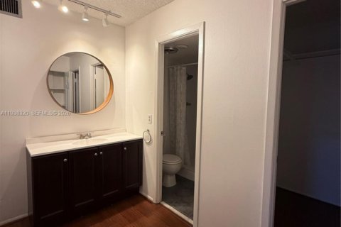 Condo in Hallandale Beach, Florida, 2 bedrooms № 1997444 - photo 19