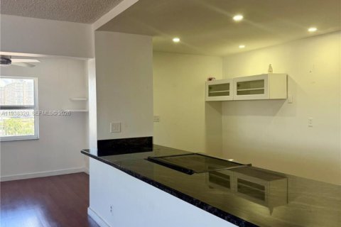 Condo in Hallandale Beach, Florida, 2 bedrooms № 1997444 - photo 6