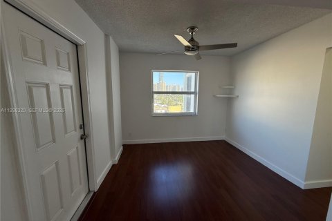 Condo in Hallandale Beach, Florida, 2 bedrooms № 1997444 - photo 14