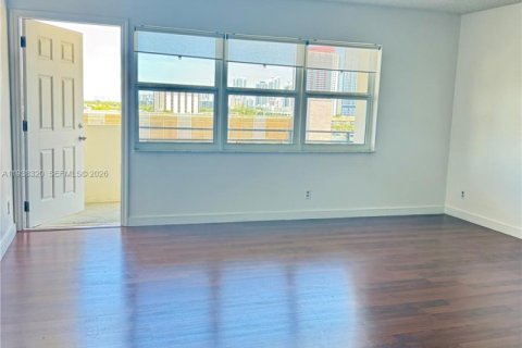Condo in Hallandale Beach, Florida, 2 bedrooms № 1997444 - photo 10