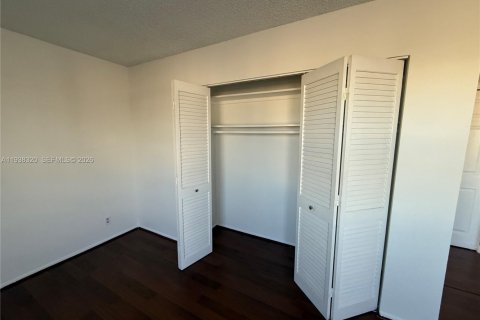 Condo in Hallandale Beach, Florida, 2 bedrooms № 1997444 - photo 18