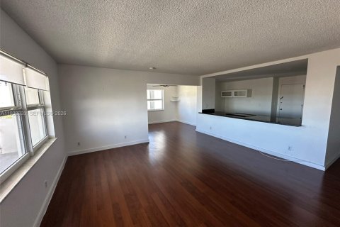 Condo in Hallandale Beach, Florida, 2 bedrooms № 1997444 - photo 13
