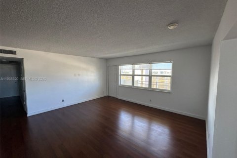 Condo in Hallandale Beach, Florida, 2 bedrooms № 1997444 - photo 12