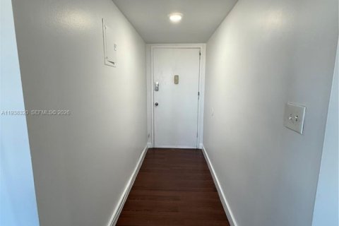 Condo in Hallandale Beach, Florida, 2 bedrooms № 1997444 - photo 30