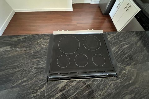 Condo in Hallandale Beach, Florida, 2 bedrooms № 1997444 - photo 7