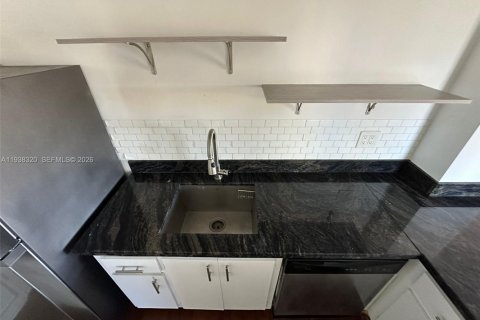 Condo in Hallandale Beach, Florida, 2 bedrooms № 1997444 - photo 9