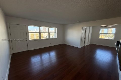Condo in Hallandale Beach, Florida, 2 bedrooms № 1997444 - photo 16