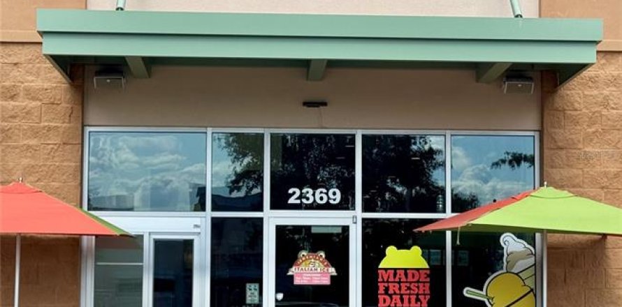 Commercial property in DeLand, Florida № 1816066