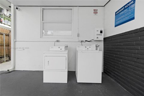 Immobilier commercial à vendre à Miami, Floride: 242.85 m2 № 2013361 - photo 7