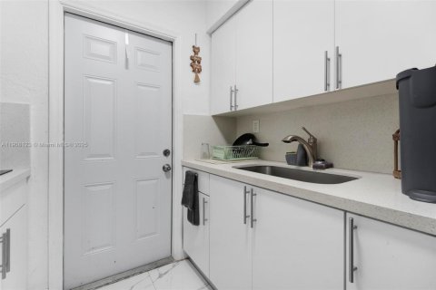 Immobilier commercial à vendre à Miami, Floride: 242.85 m2 № 2013361 - photo 13